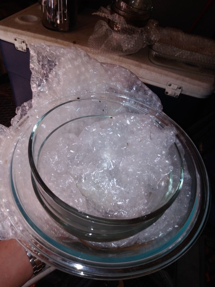 PYREX BAKING DISHES. And other Miscellaneous kitchen items