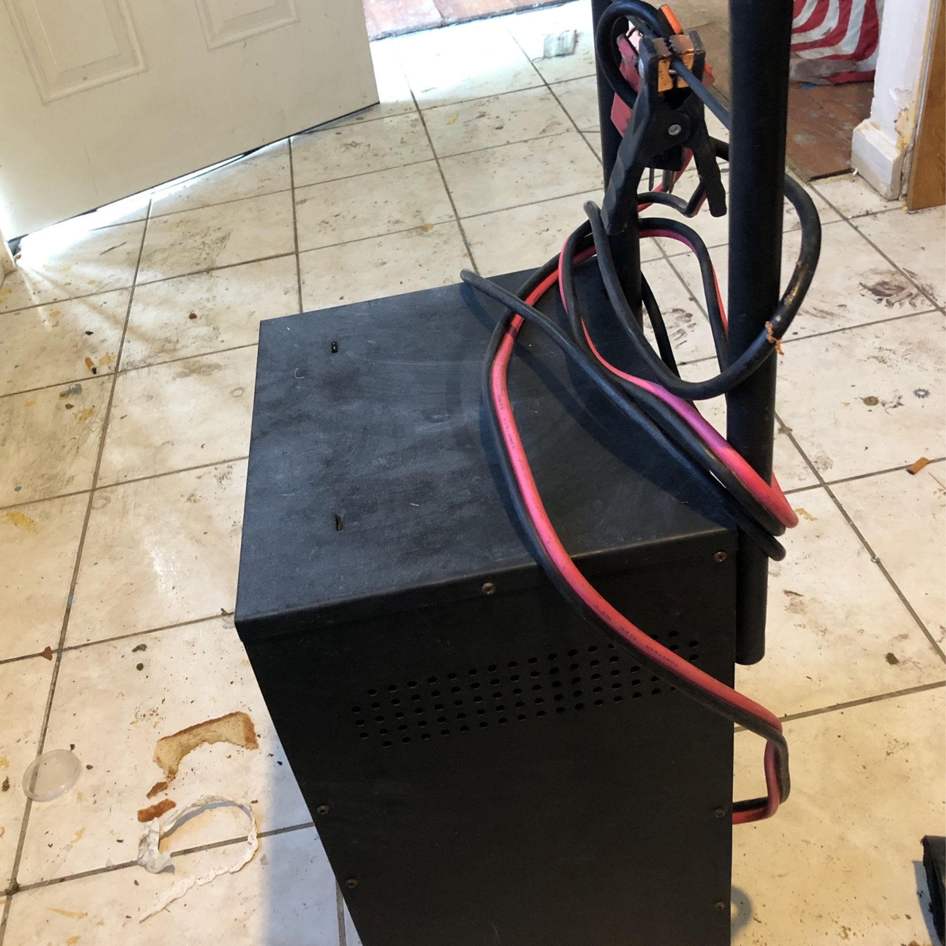 Cat - 12 Volt Wheel Type Charger - 40 Amps