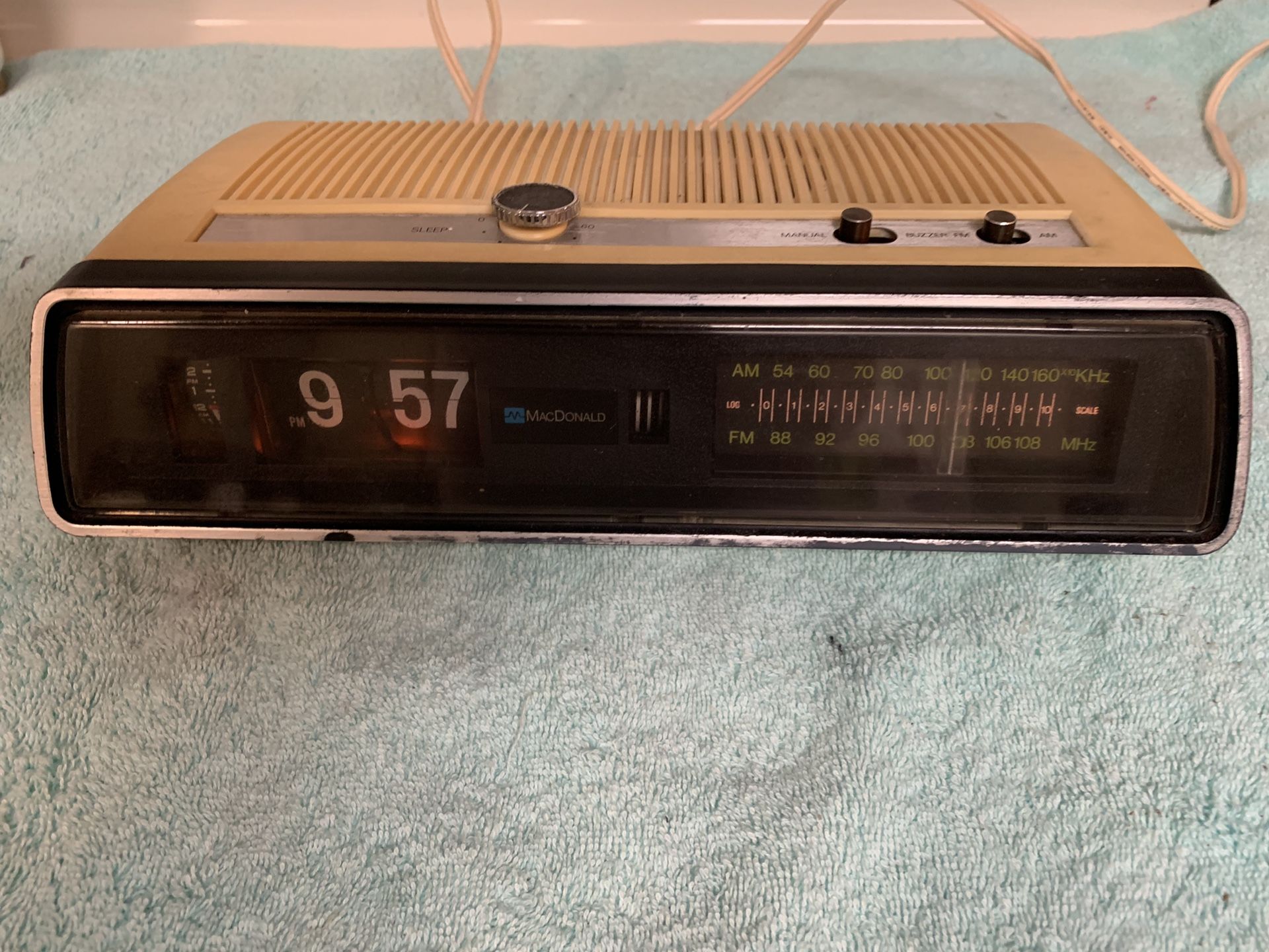Vintage clock AM/FM radio alarm works great old flip numbers