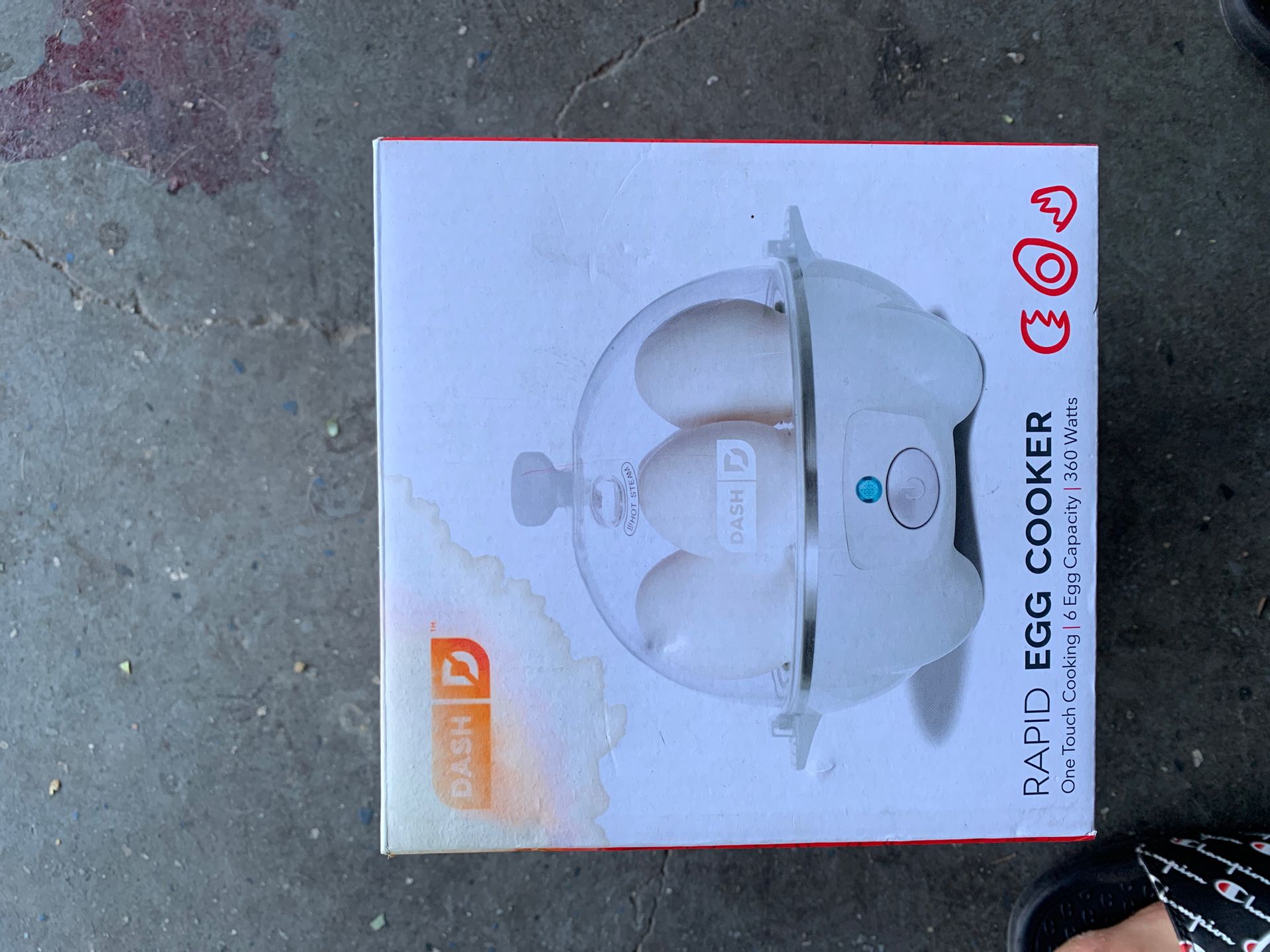 Egg cooker cooks eggs quickly electronically
