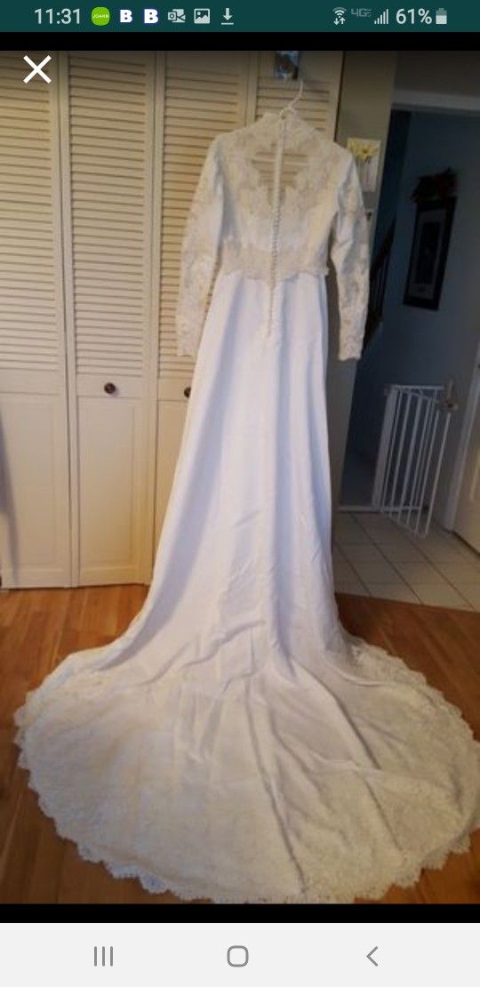 Beautiful Wedding Dress W/ Extra Long Veil