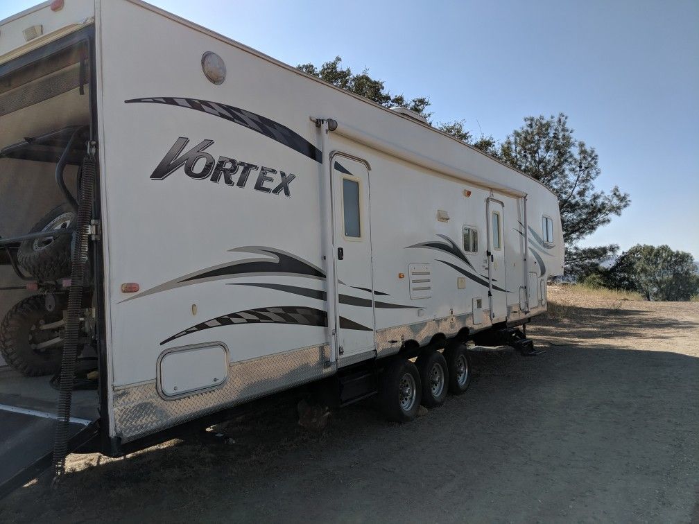 Vortex toy hauler 2006 38'