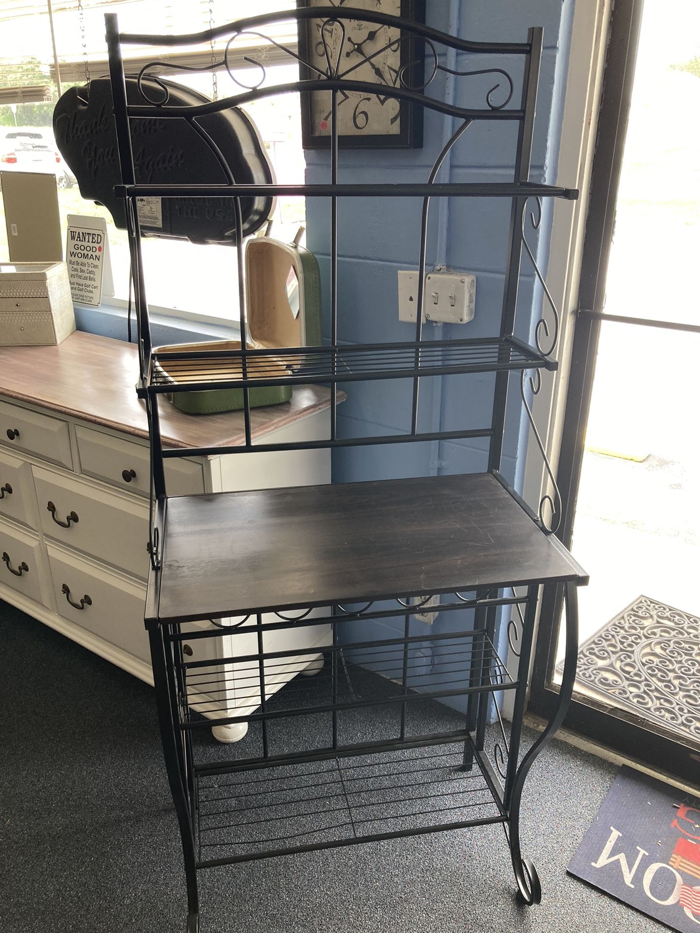 Nice Bakers Rack