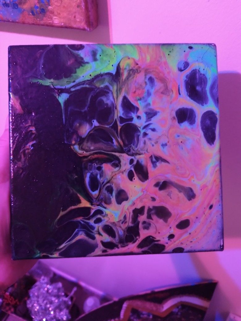 Small Box Shaped Colored Light Reactive Pour Painting