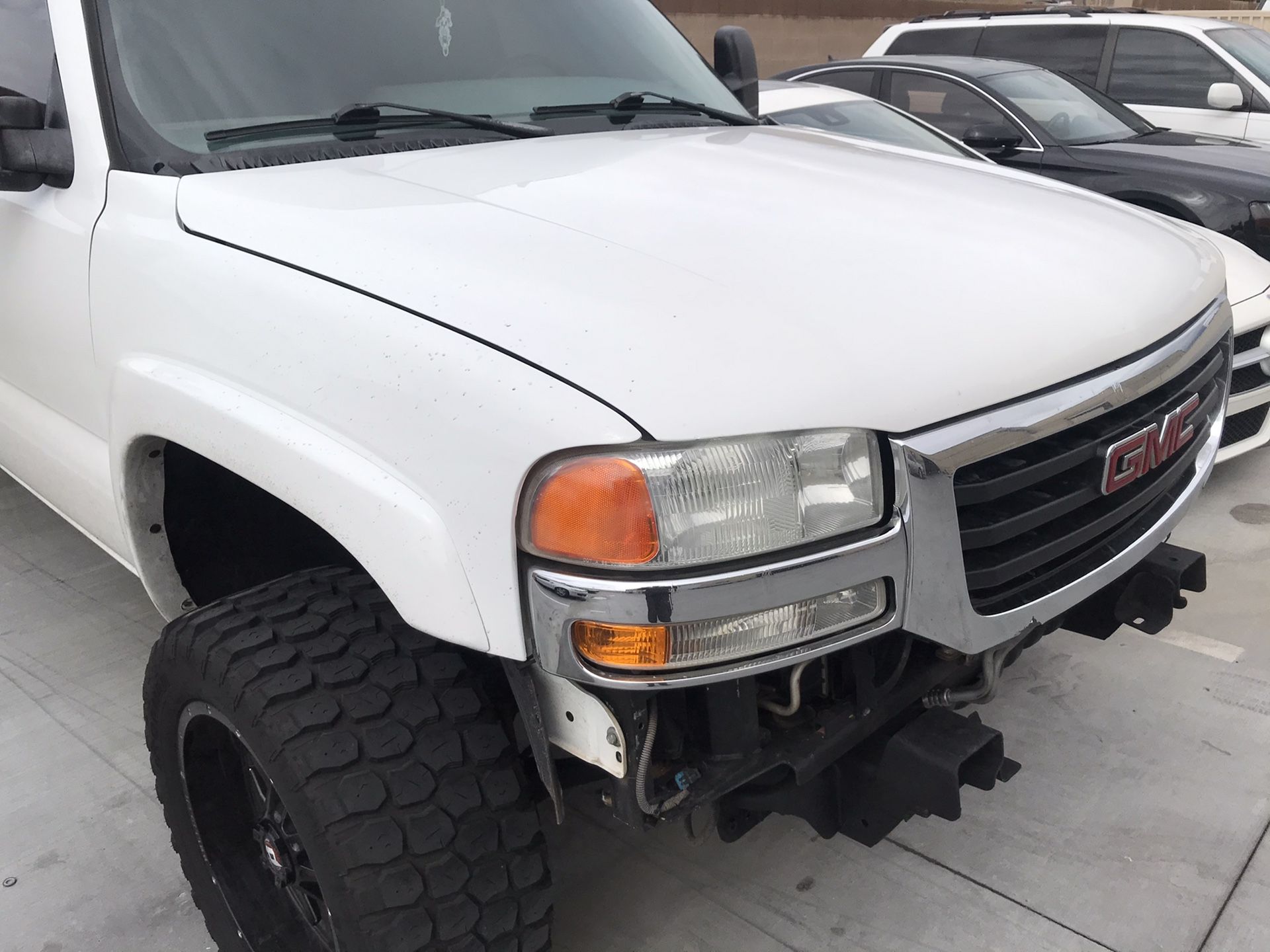 06 GMC SIERRA 2500HD FRONT END for Sale in Las Vegas, NV - OfferUp