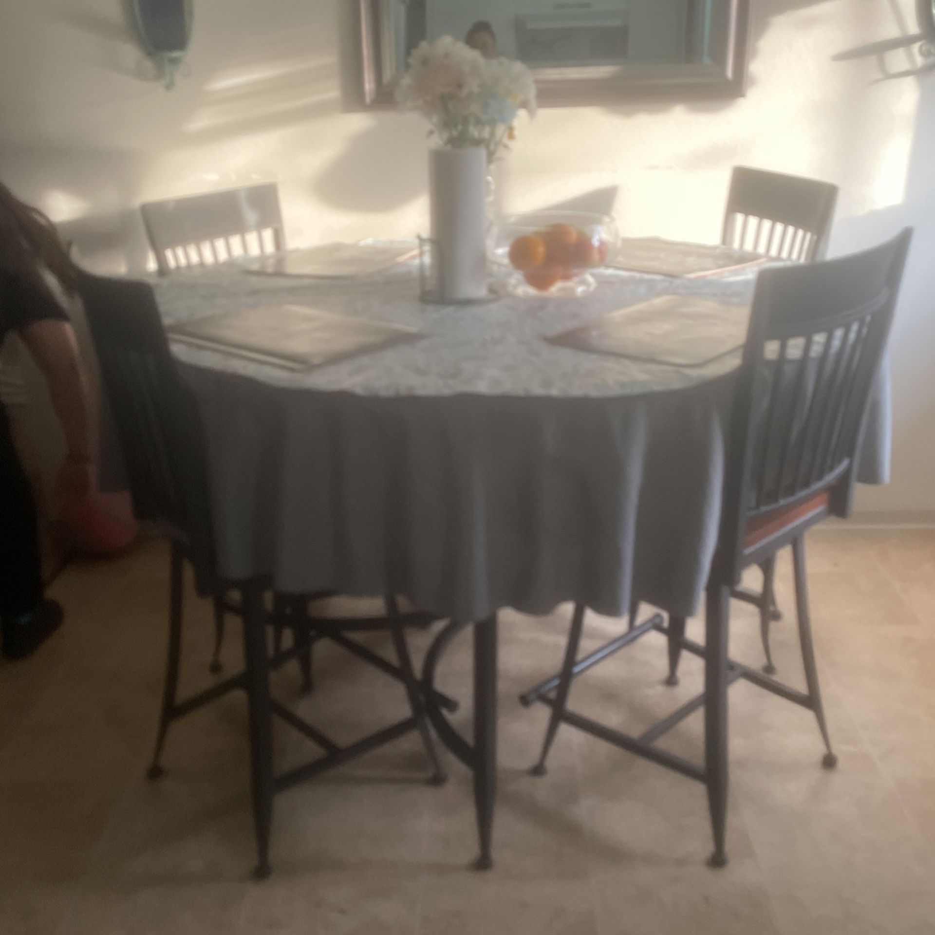 Dining Room Table 4 Chairs Comes With Table Clothes 