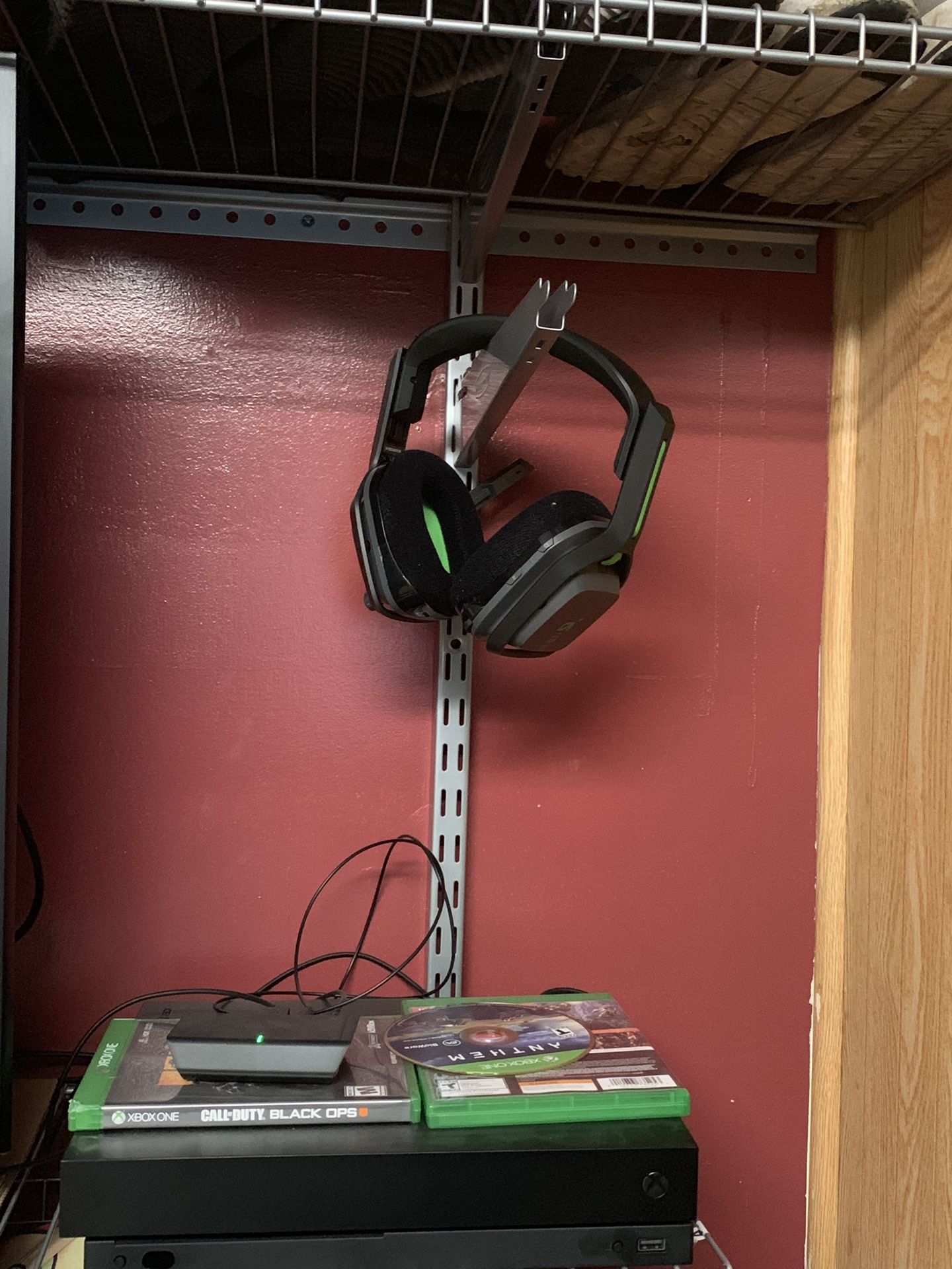 Xbox one x and Astro wirless headphone A20.