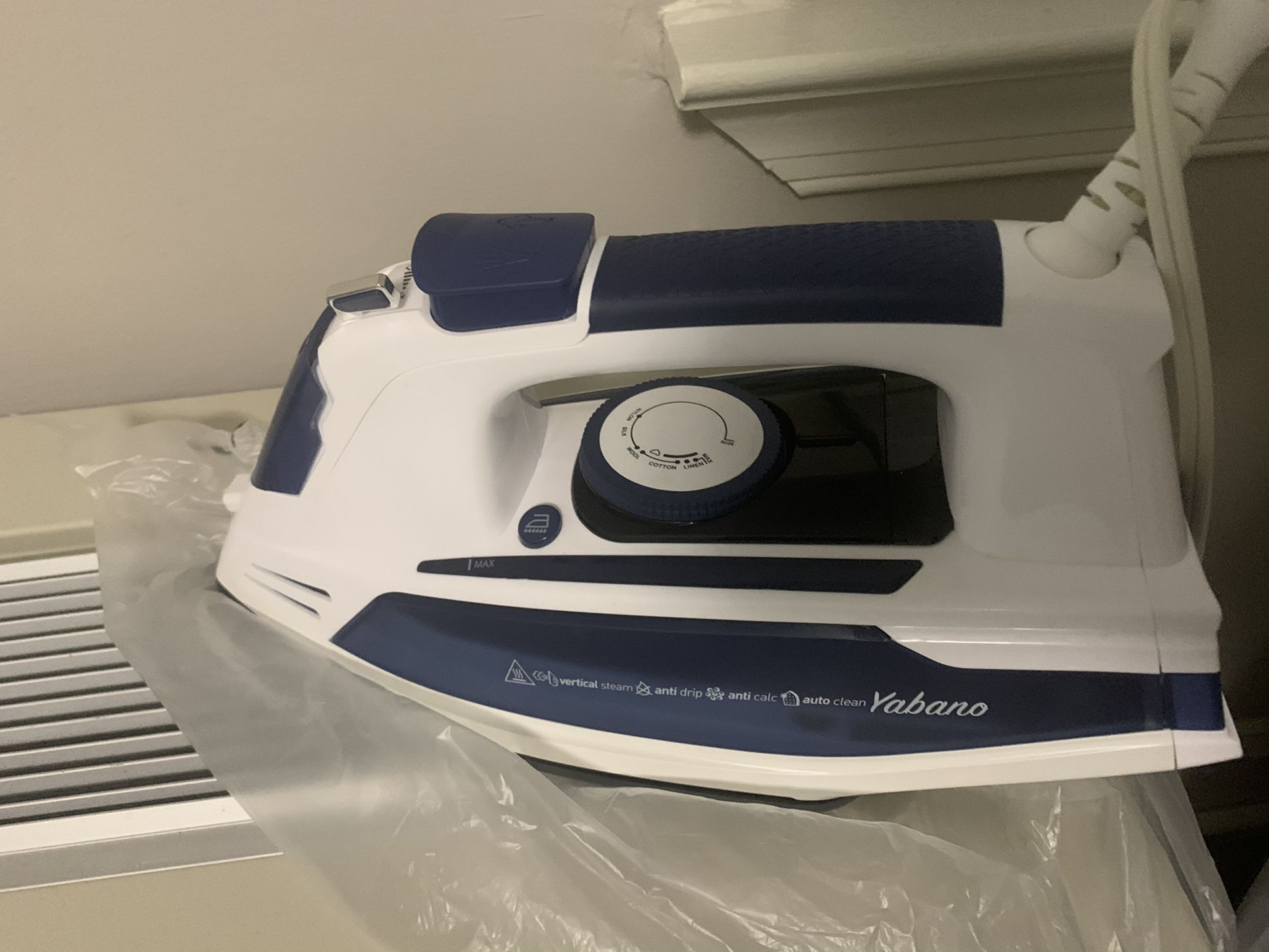 Yabano Steam Iron, Professional Iron for Clothes with Non-Stick Soleplate, Anti-Drip, Anti-Calc, Variable Temperature and Steam Control, Axial Aligned