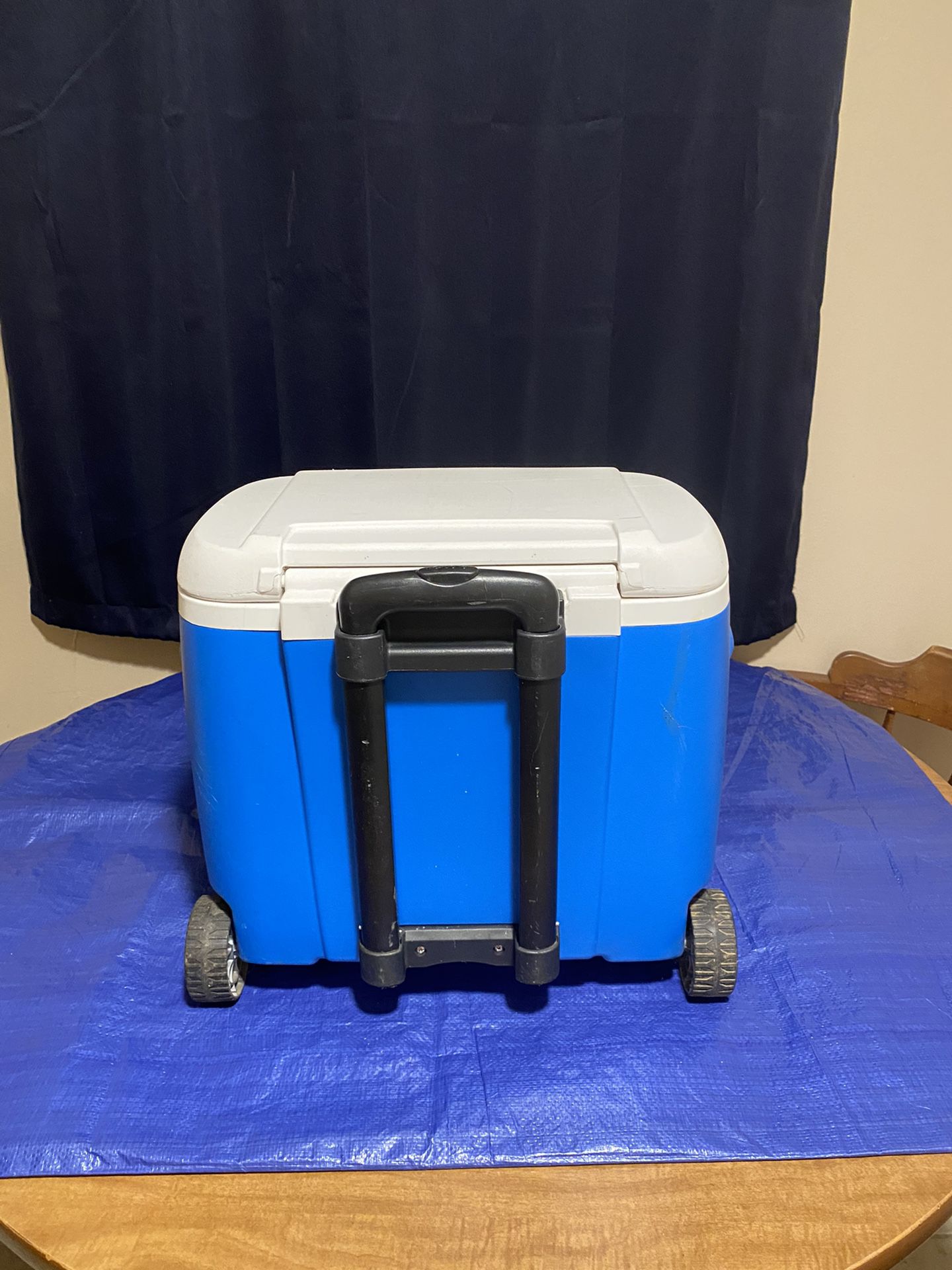 Igloo cooler with wheels and extension handle