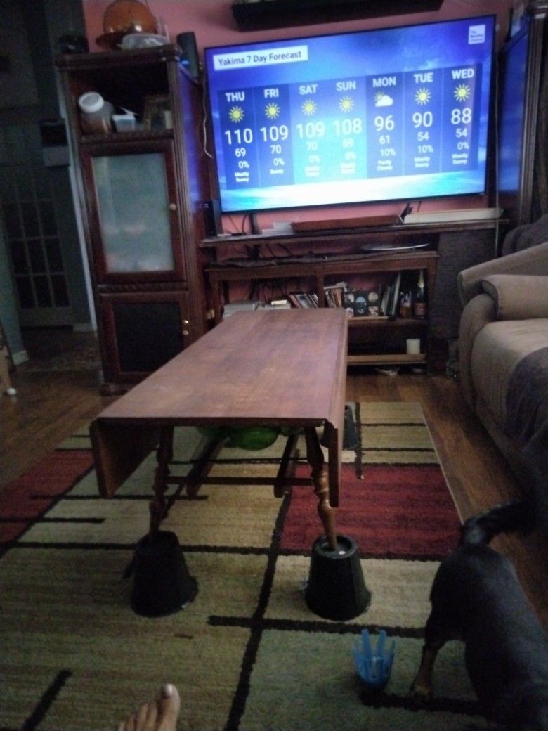 Solid Wood Coffee Table. /Fold Down Sides Drop leaf