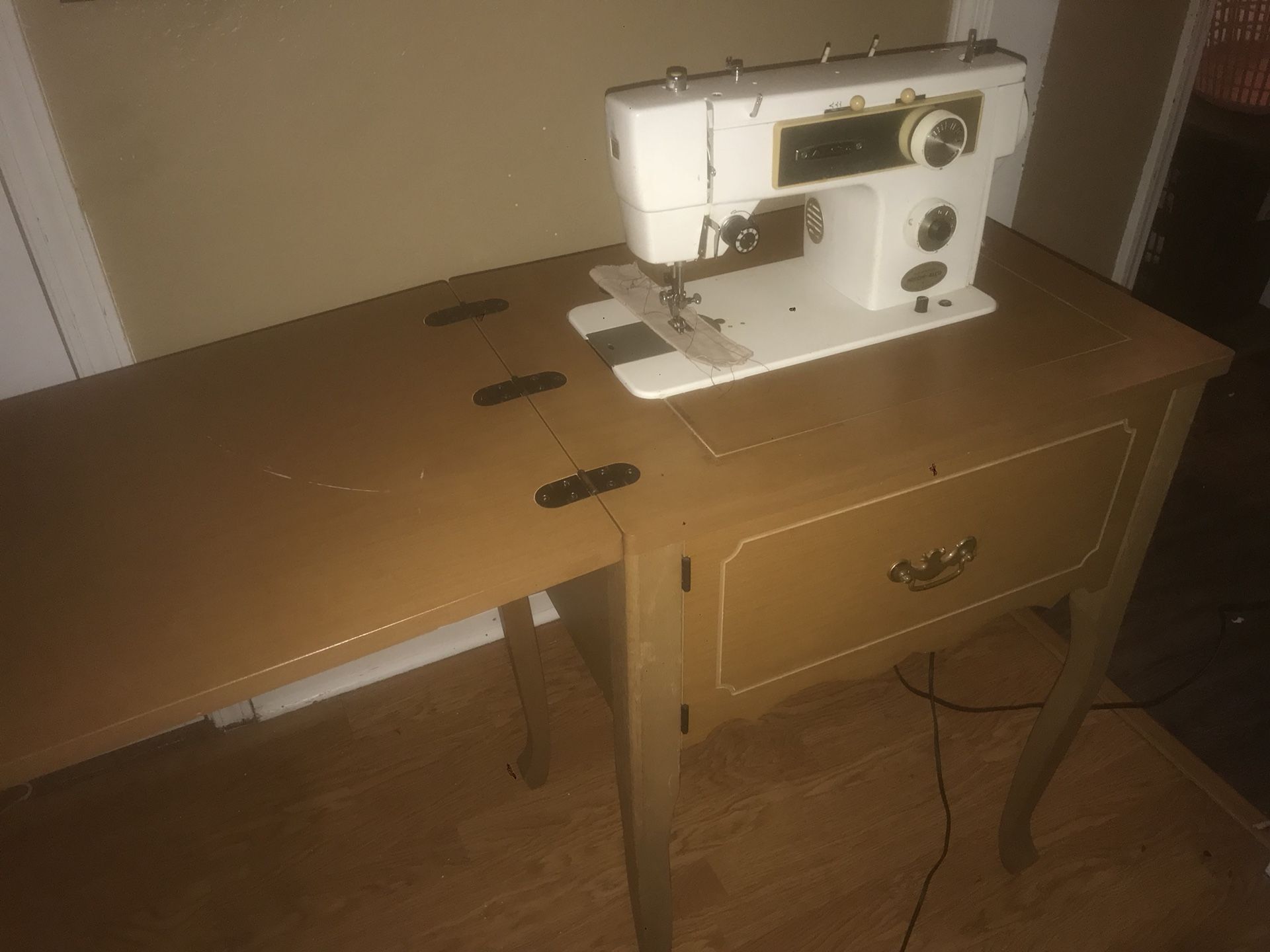 Necchi Alco A7093c 06523 vintage sewing machine with table and foot