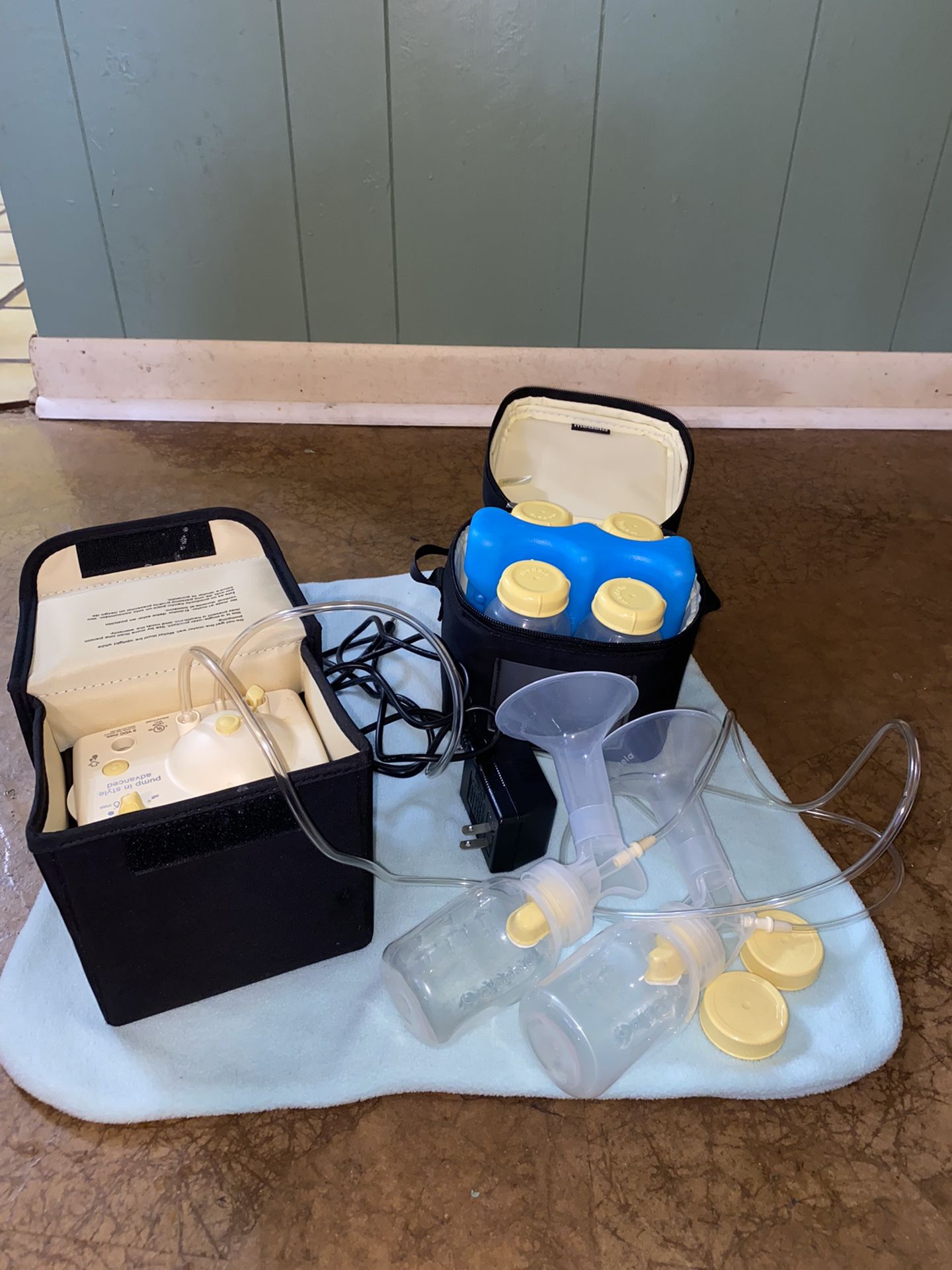 Medela Breast Pump w/ Storage Cooler