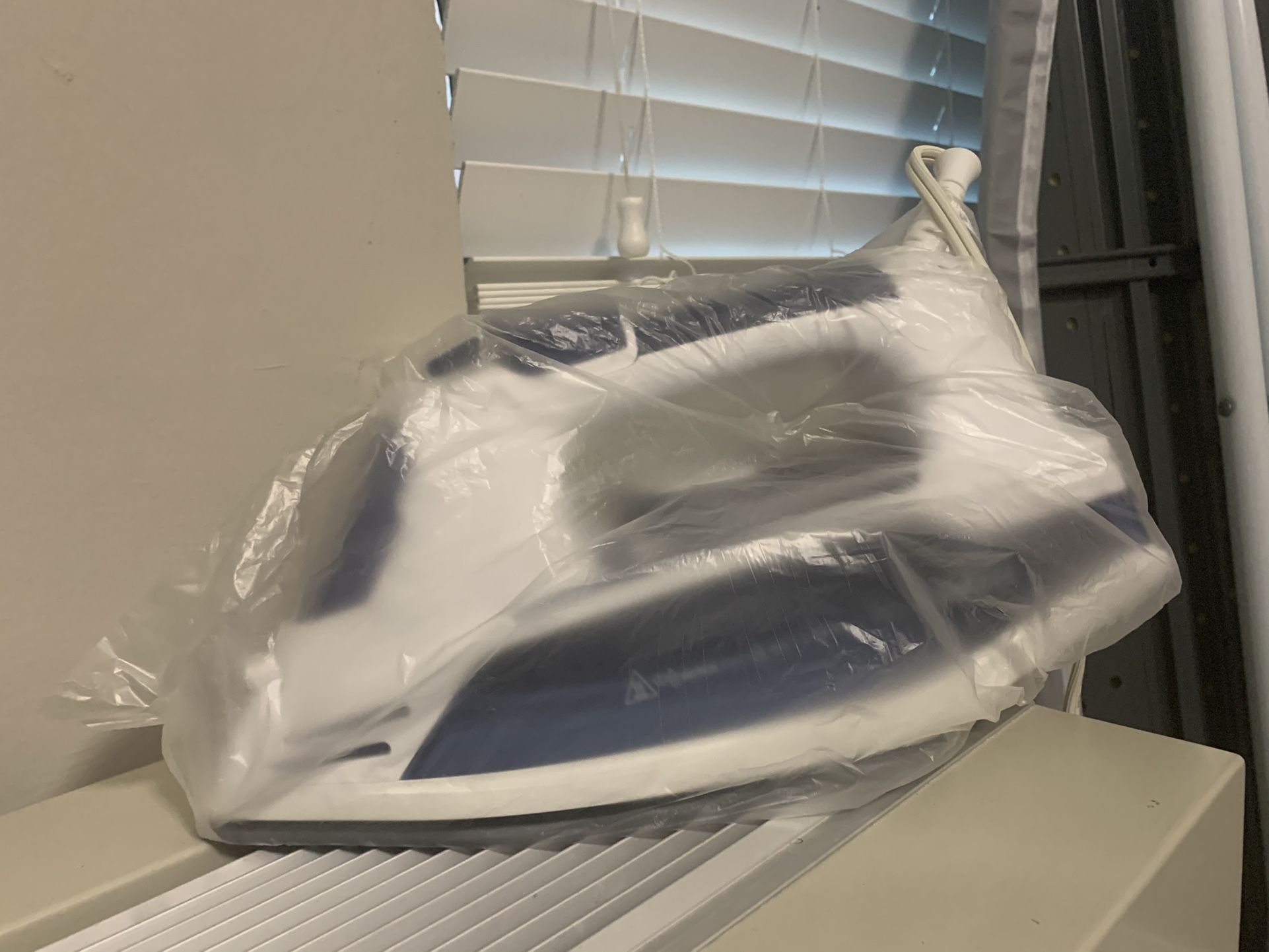 Yabano Steam Iron, Professional Iron for Clothes with Non-Stick Soleplate, Anti-Drip, Anti-Calc, Variable Temperature and Steam Control, Axial Aligned