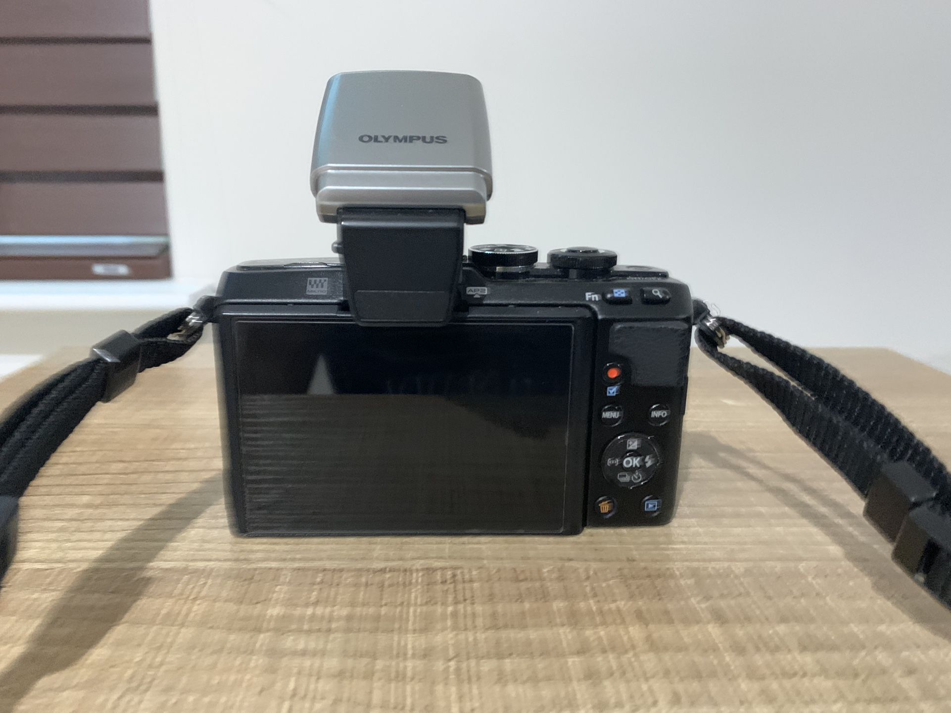 Olympus Pen Lite E-PL7 (Camera Bundle)