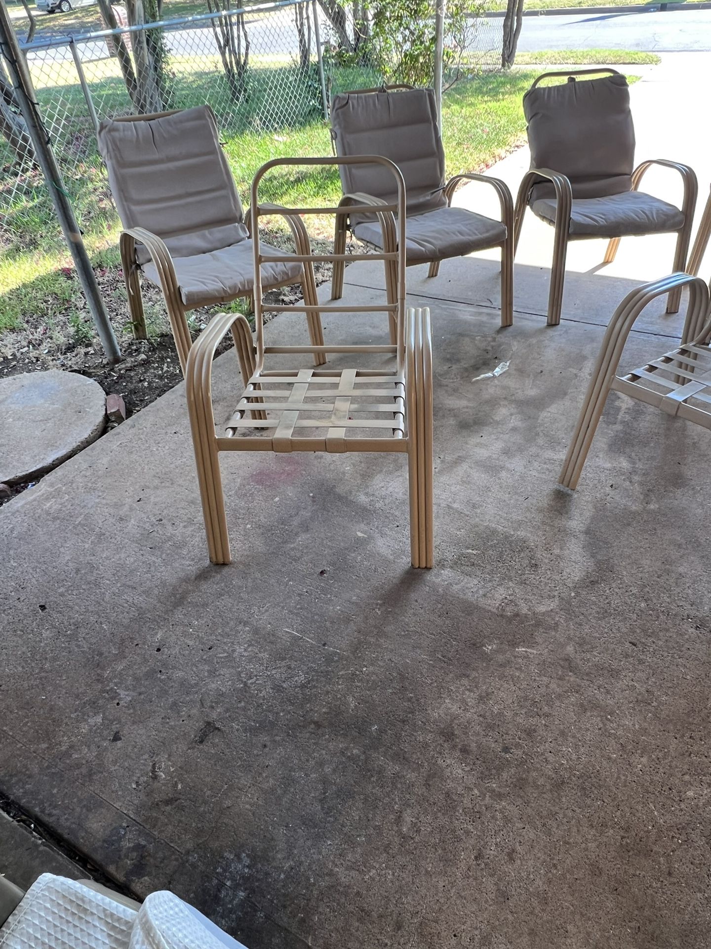 Outsaid Chairs/Sillas Para Afuera