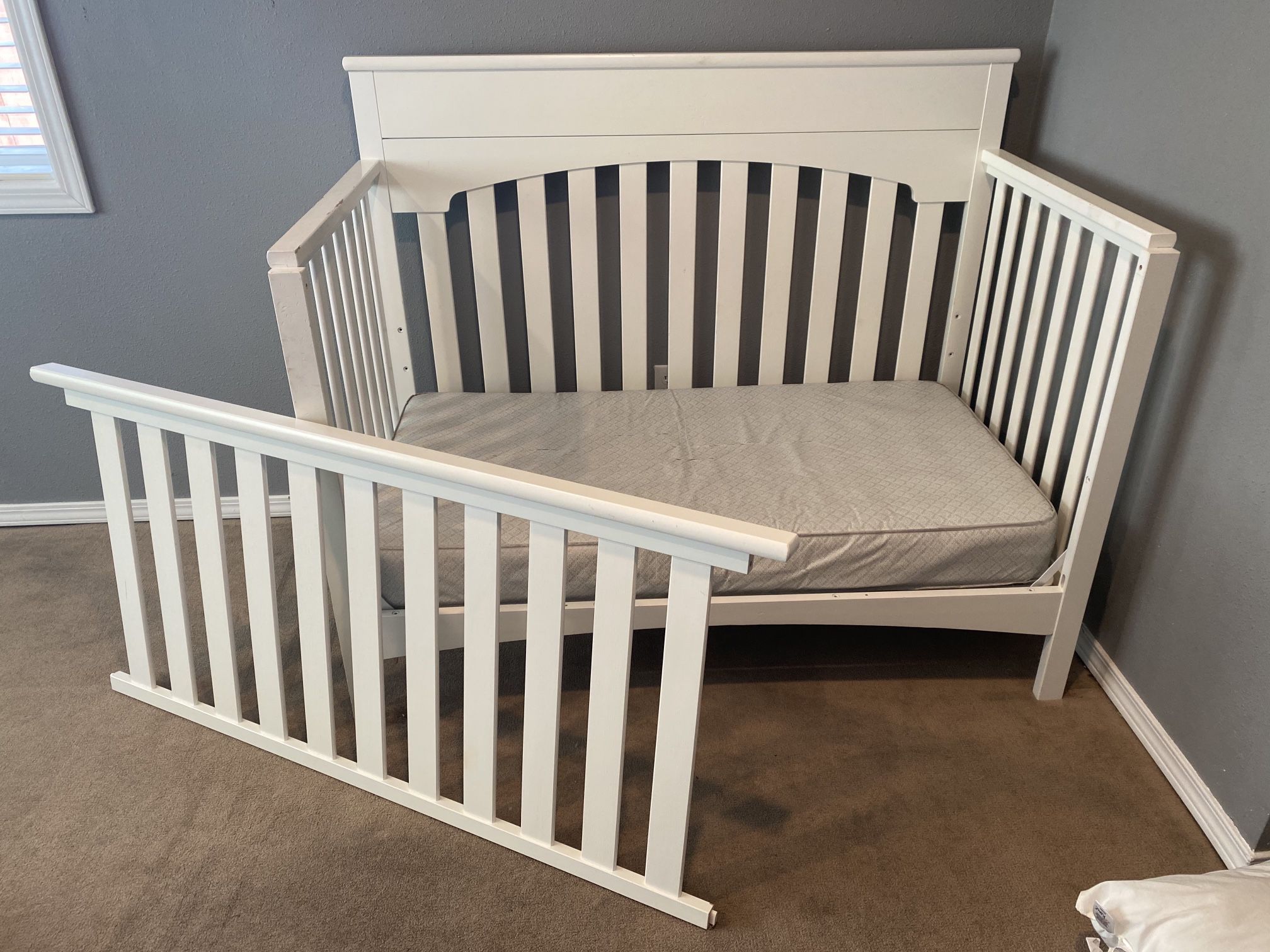 White Baby Crib &/or 4 in 1 Toddler Bed