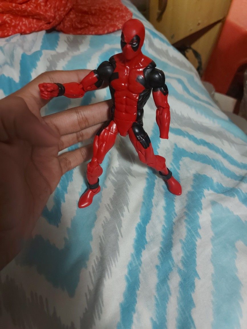 5 Marvel Action Figures, Deadpool, Iron Man, Ant Man, Captain America, Spiderman