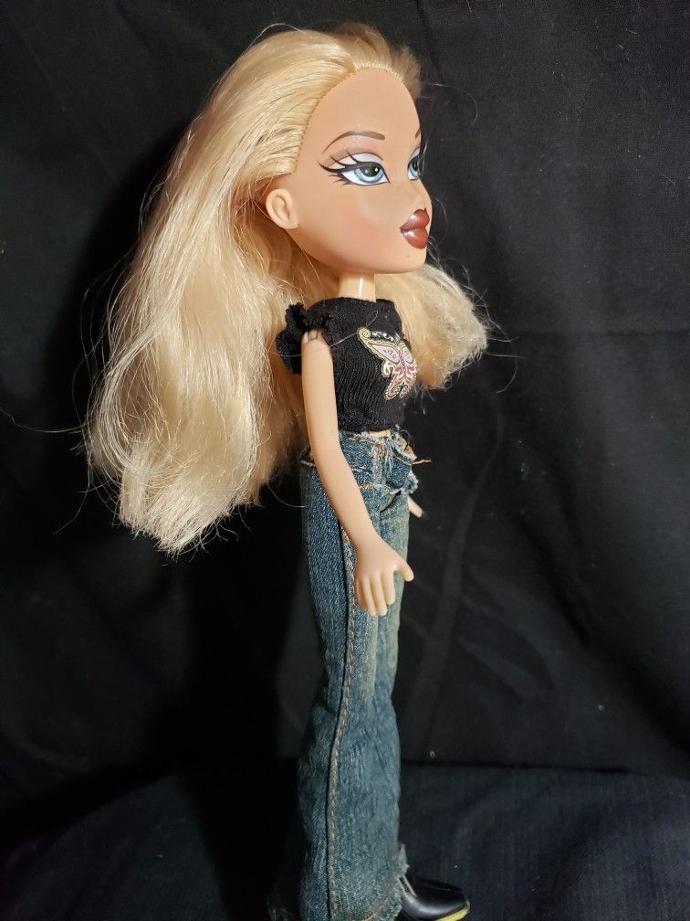 Bratz doll blonde hair 2001 . Doll is 10" tall . Good condition and smoke free home.