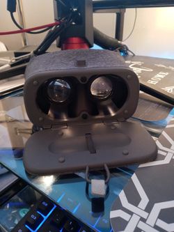 Google Daydream 2 VR Headset W/Remote. Excellent Quality Thumbnail