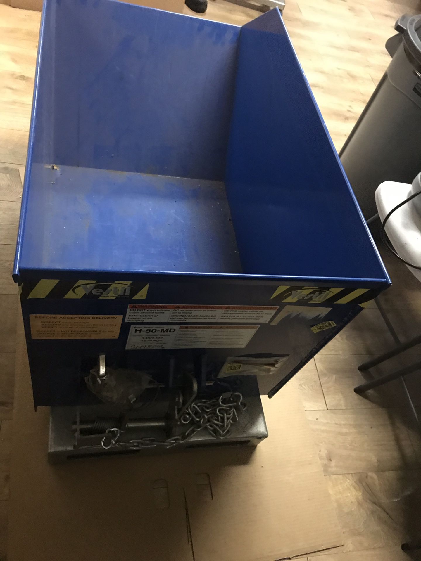 Self dumping forklift hopper