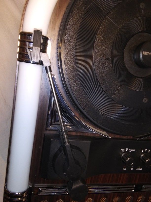 ART+SOUND AR3004 Bluetooth Wireless Jukebox with Vertical Record Player and Retro Light Show!
Details
Styled like a retro jukebox, this record player