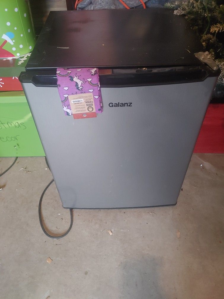 Mini Frigerator Galanz Like new