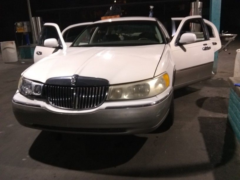 99 Lincoln Town car signature series for Sale in Phoenix, AZ OfferUp