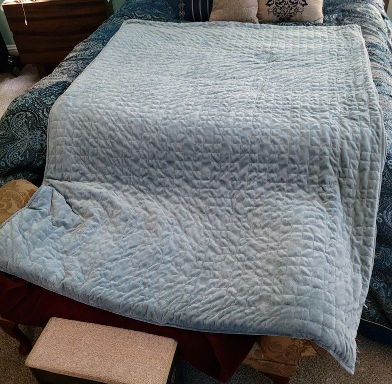 15 Pound Weighted Blanket, Almost 6x4 In Size, New W/O Tags