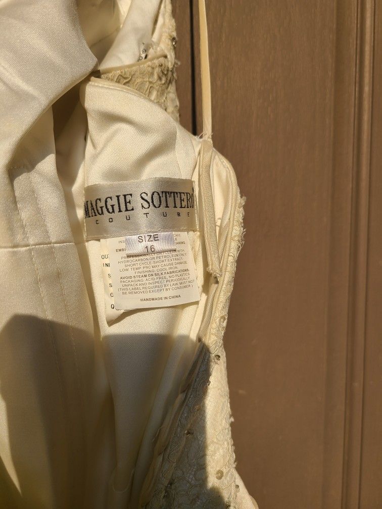 Very Nice Maggie Sottero Wedding Dress - Size 16
