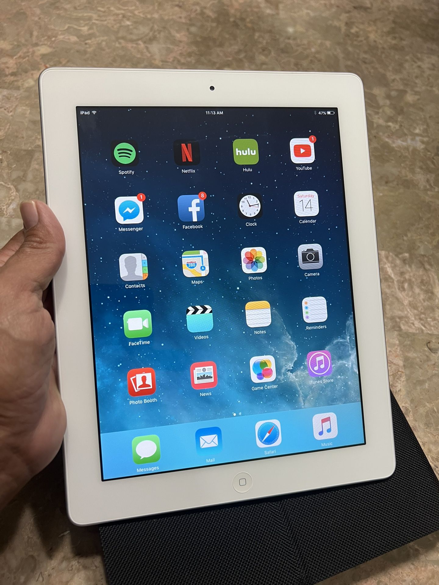 iPad 16 GB With Charger (White)