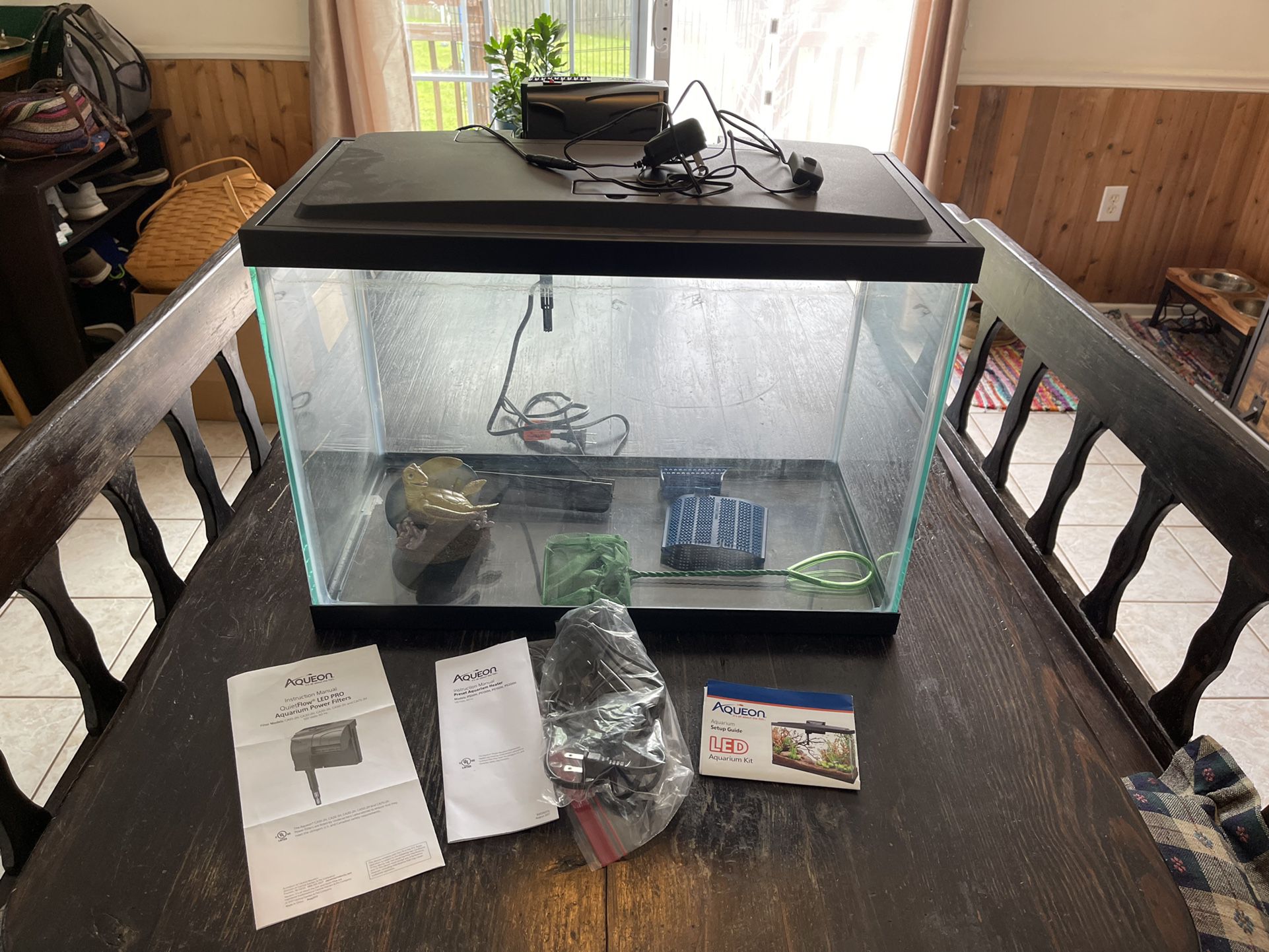 Aqueon Led 20 gallon fish tank with accessories 