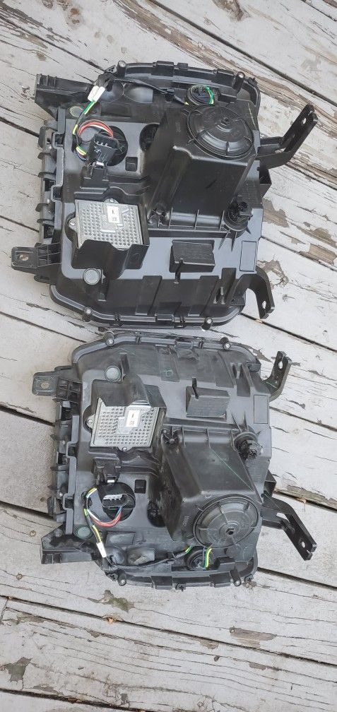 GMC Sierra Headlights Left/Right 900$ or best offer