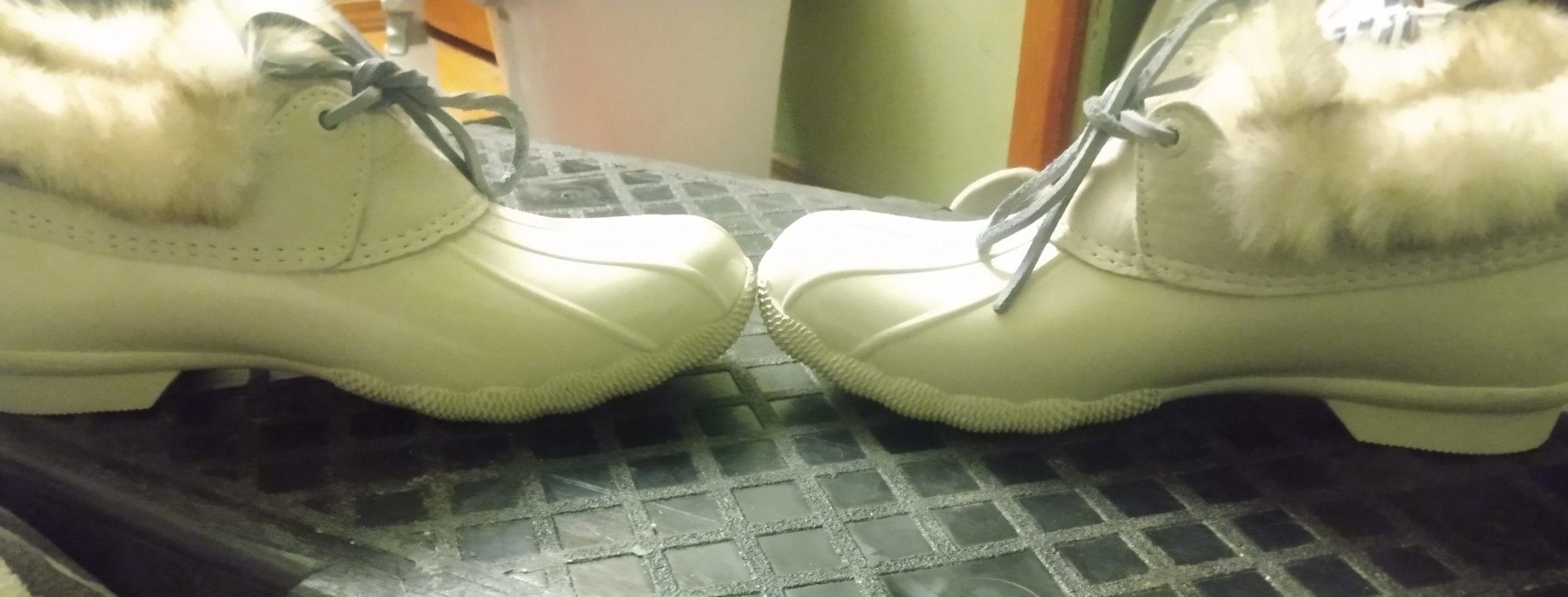 SPERRY IVORY FAUX FUR LINED BOOTS -WOMEN'S SZ .7