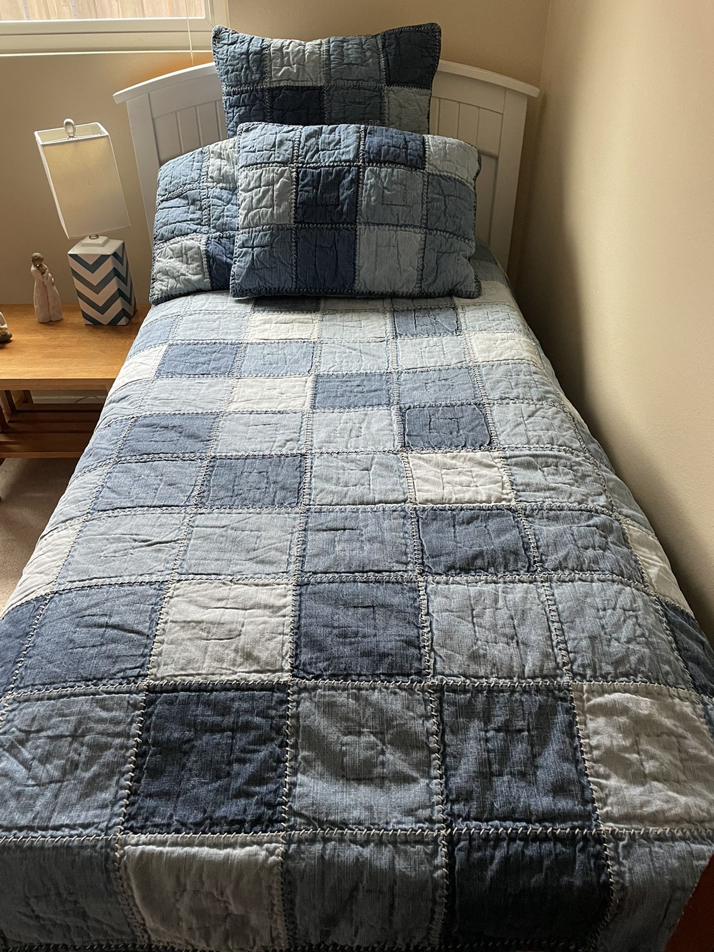 Pottery barn Quilt Twin Bedding Set.