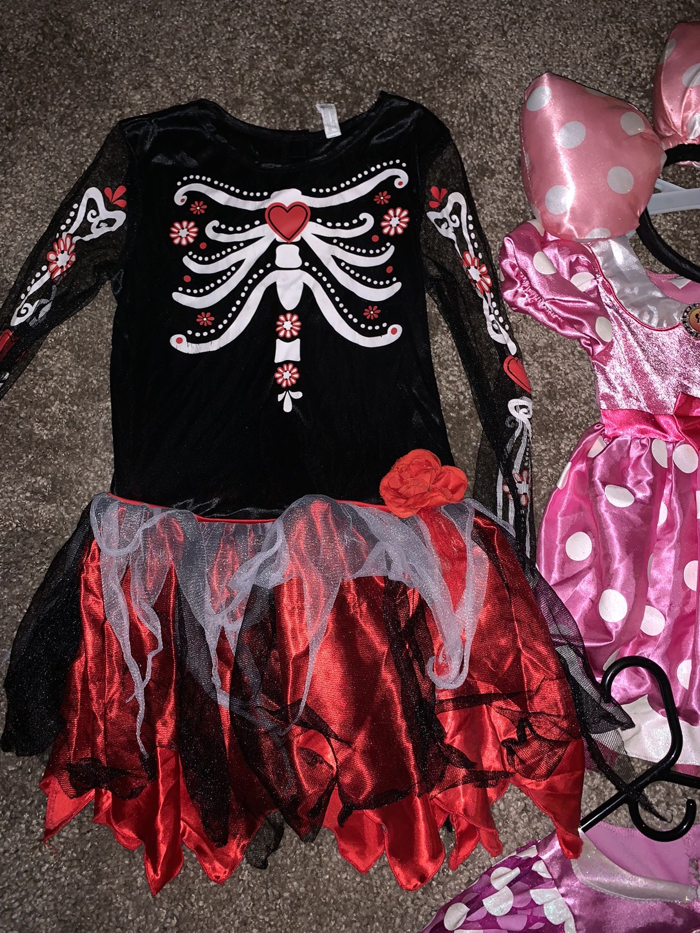 A cinco dólares cada uno los de Mickey mouse son talla seis talla cinco talla uno talla dos el de Blancanieves talla cinco el de calavera rojo t talla