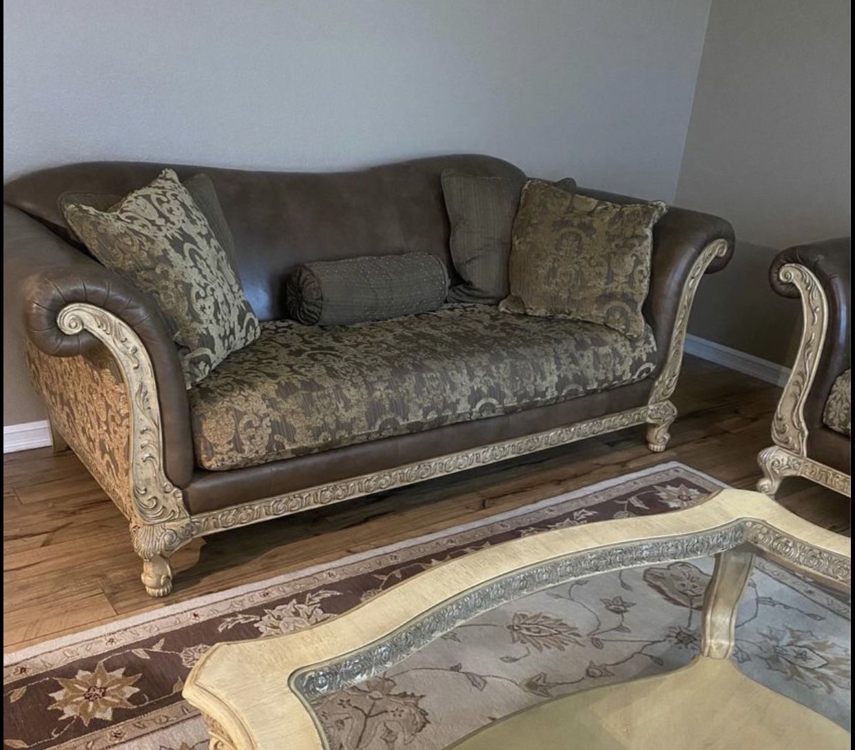 3 Piece Set. Sofa, Loveseat and Coffee Table 