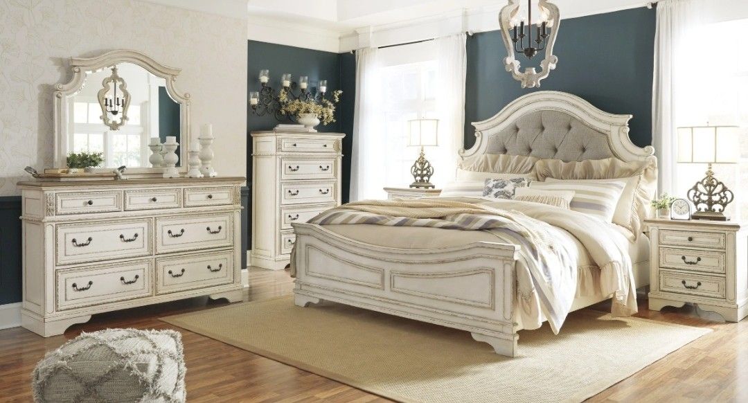 Realyn Chipped White Panel Bedroom Set