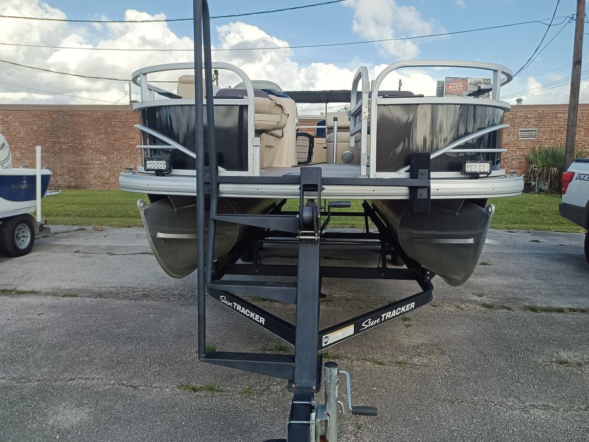 2019 Sun Tracker Dlx 20 Foot