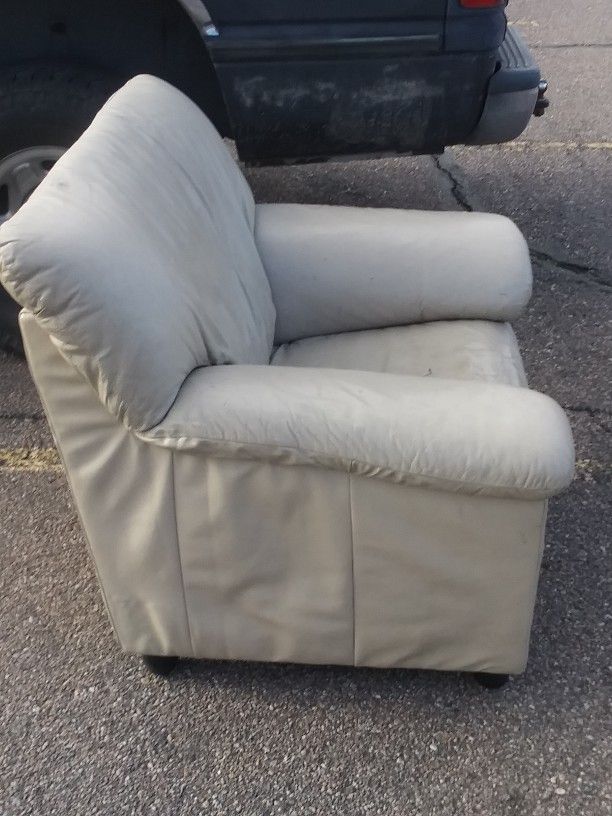 White Leather Lounge Chair (Medium In Size)