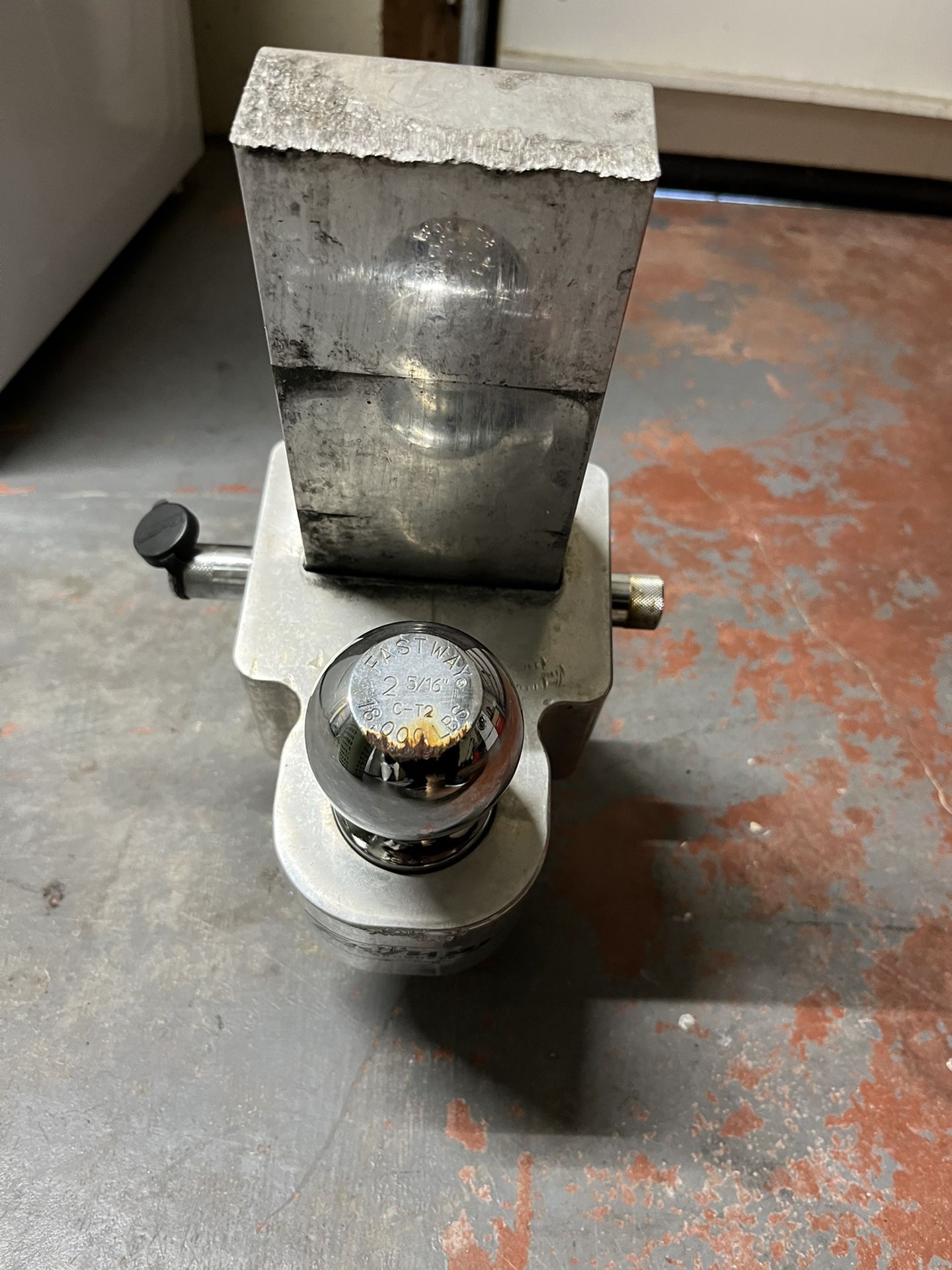 Adjustable hitch ball