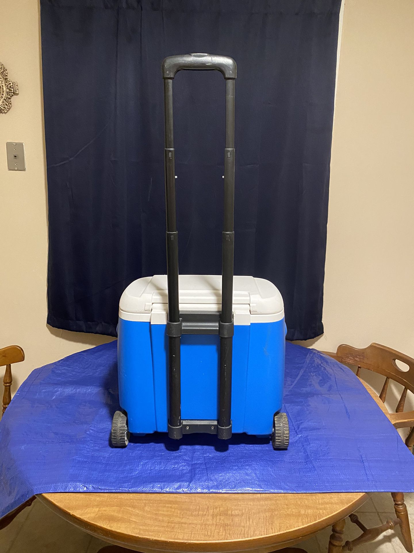 Igloo cooler with wheels and extension handle