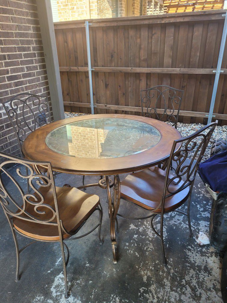 Round Metal And Glass Dinning Table