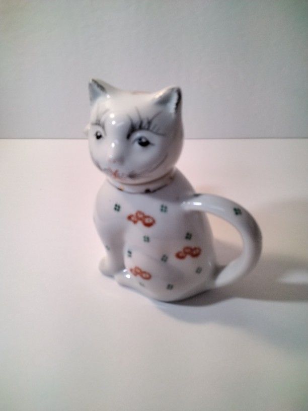 A Very Cute Cat Tea Pot .