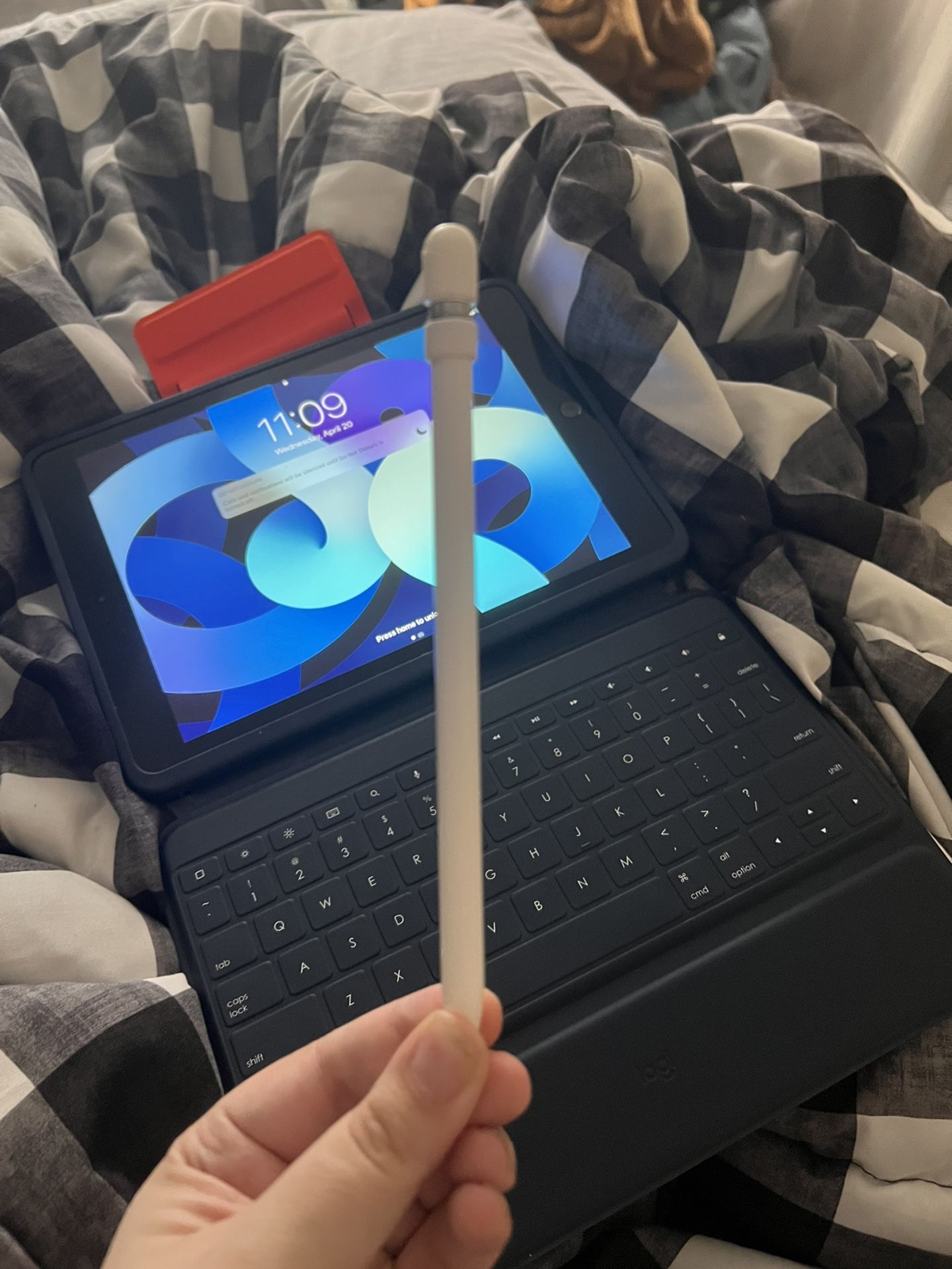 IPad 7th Generation + apple pencil + accessories