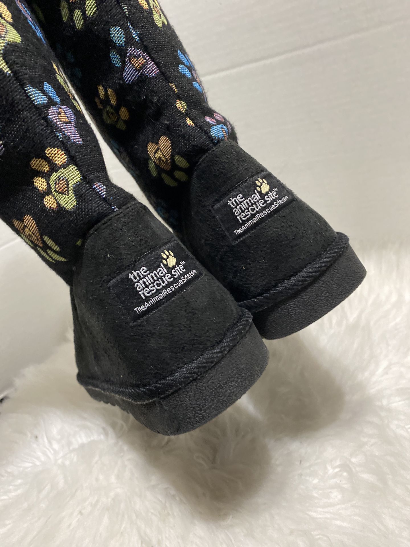 NWB Women’s The Animal Rescue Site Faux Fur Lined Paw Print Boots Size 8 Black