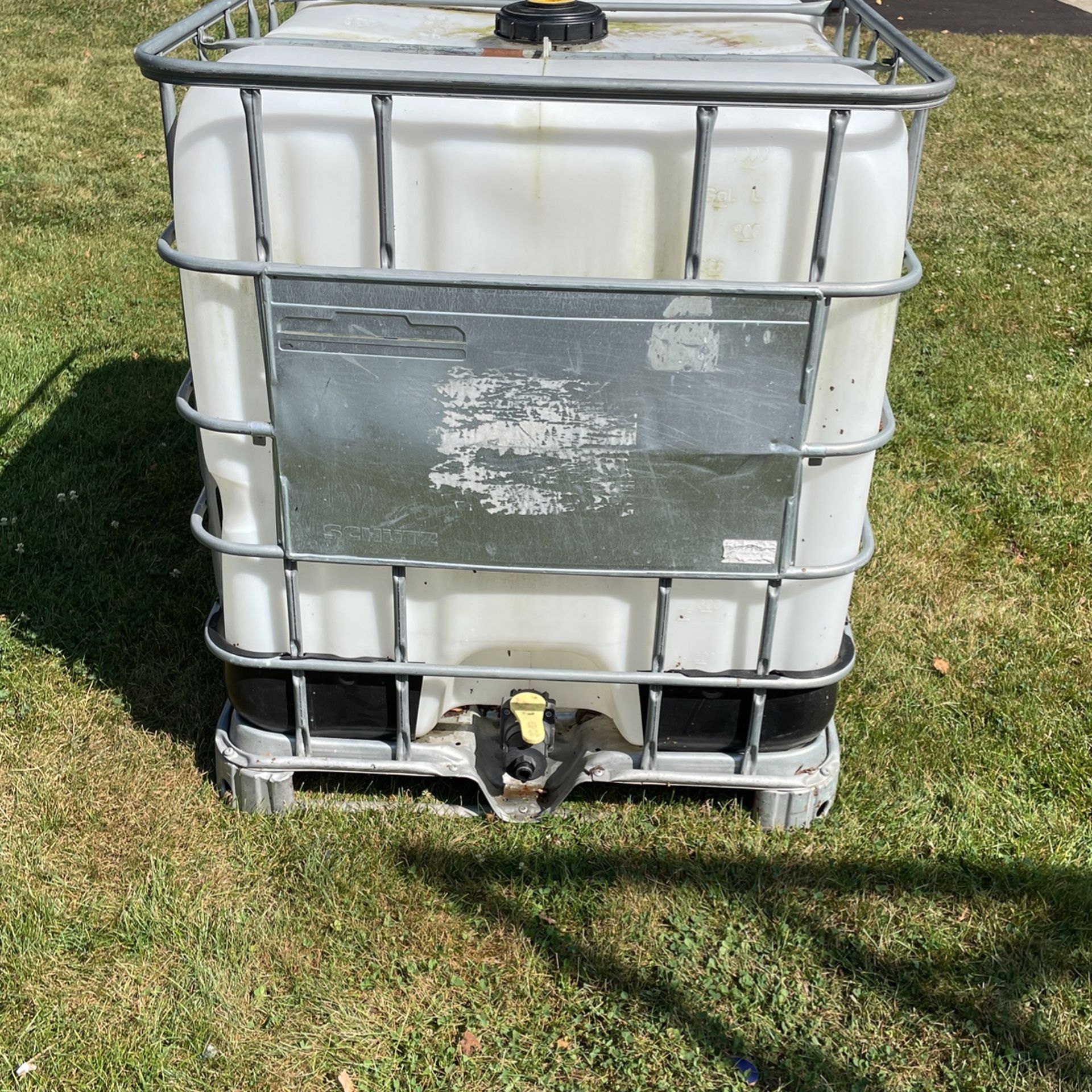 250 Gallon Water Tank with Garden Hose Attachment