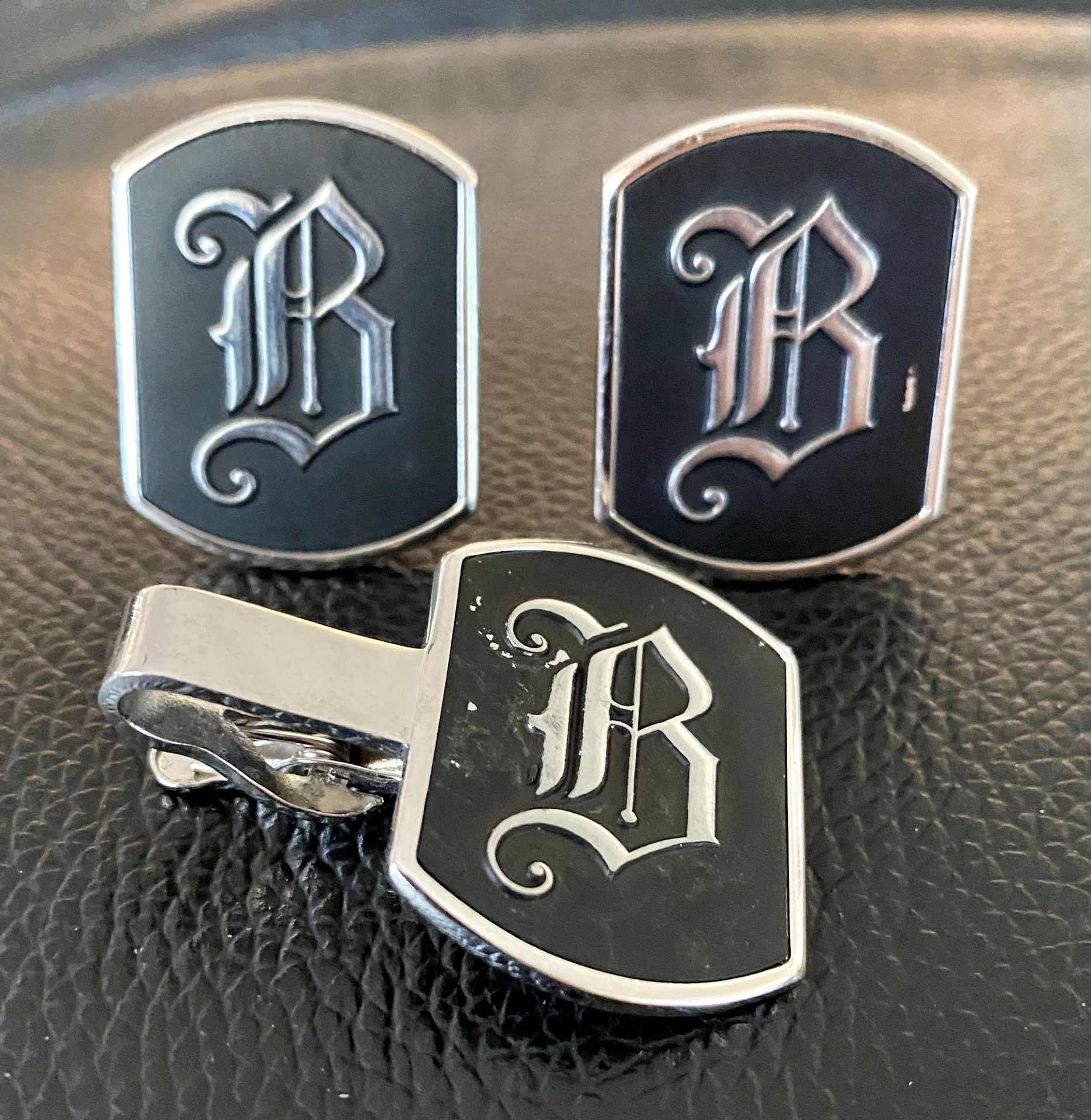 -B Monogram OLD ENGLISH FONT Initial Letter Vintage SWANK Cuff Links & Tie Tack
