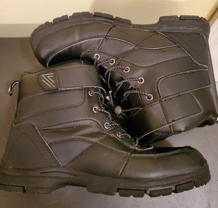 Men's size 8 snow boots