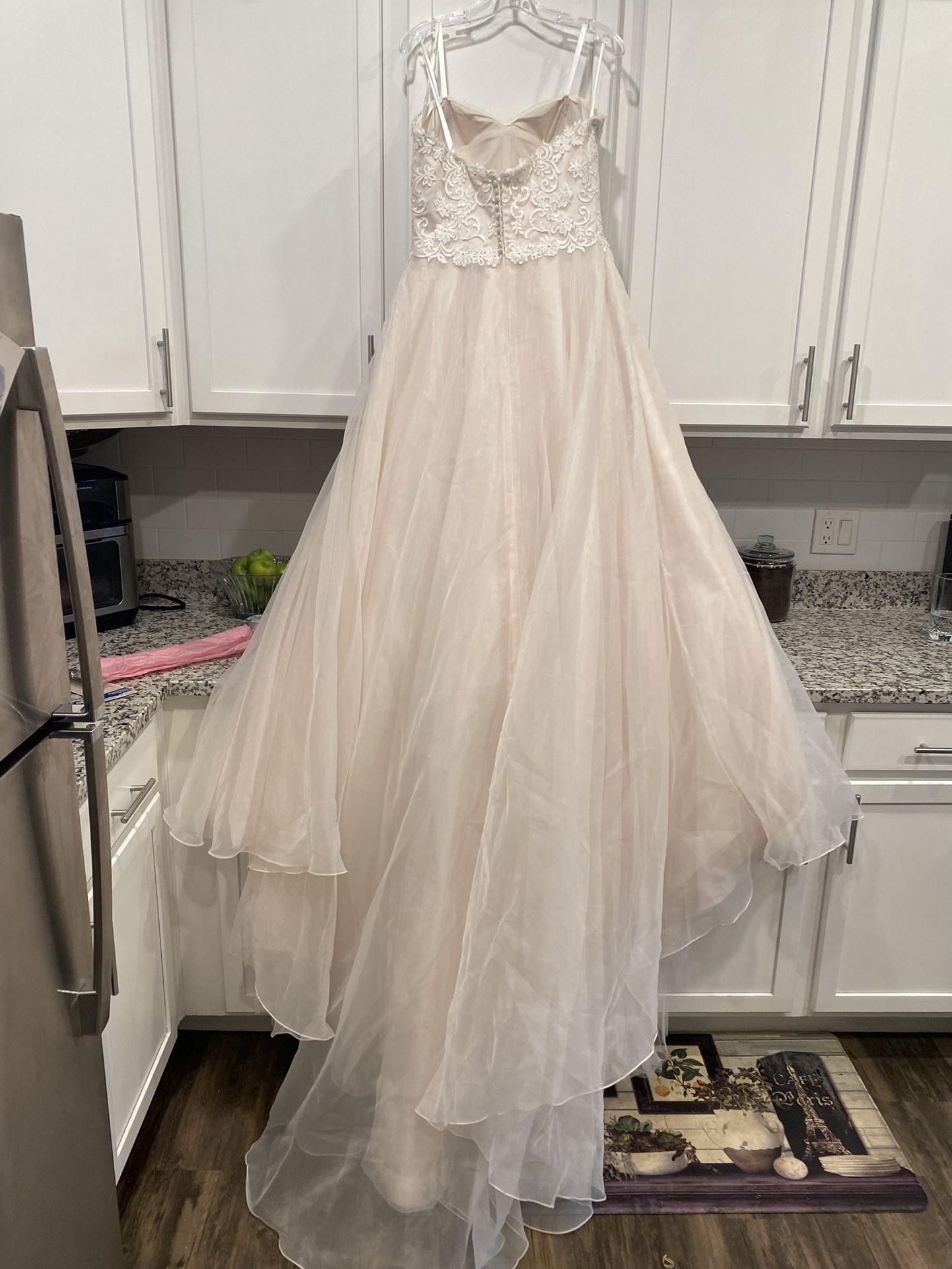 BRAND NEW WEDDING DRESS NEVER BEEN Worn