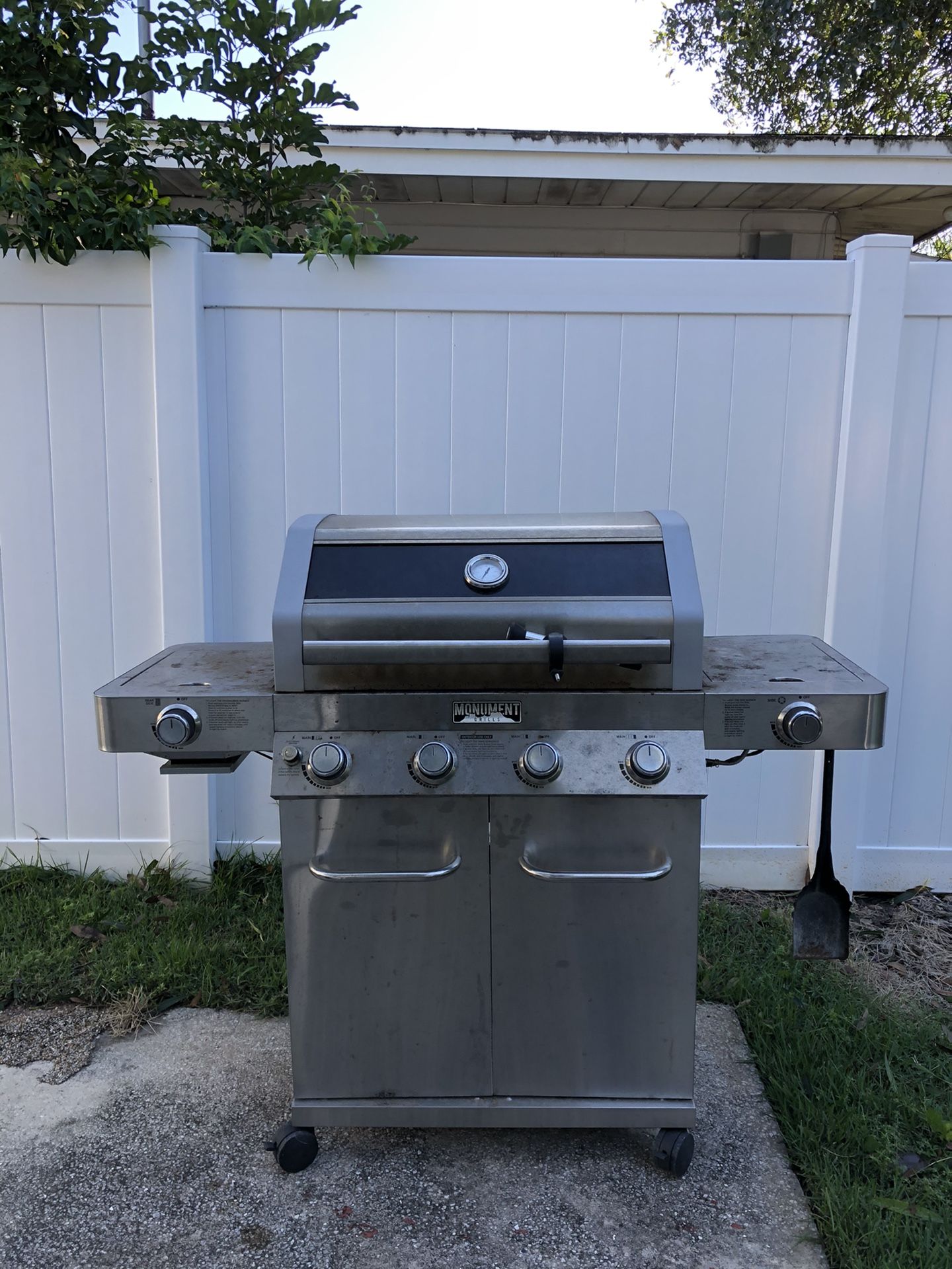 Monument grill for Sale in Tampa, FL - OfferUp